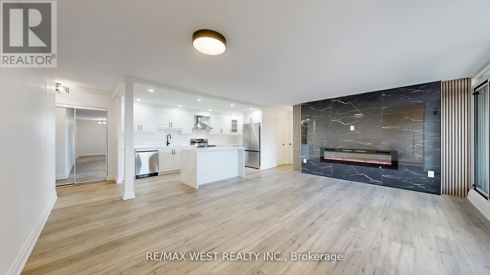 404 - 1535 Lakeshore Road E, Mississauga, ON - Indoor Photo Showing Living Room