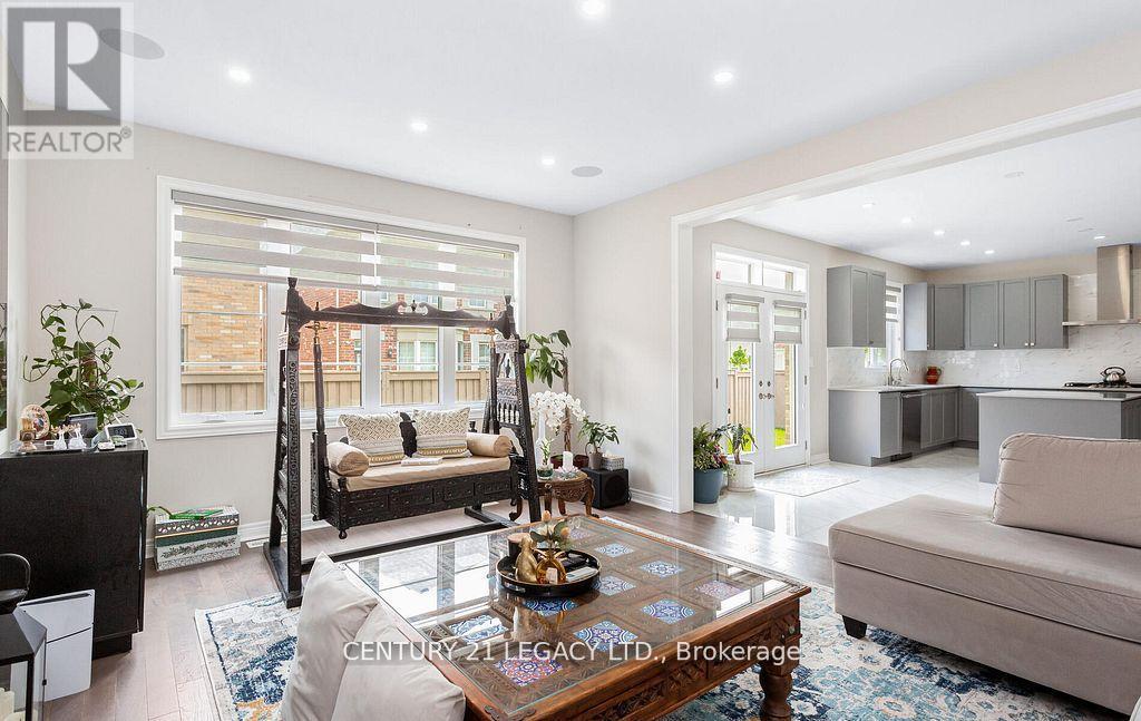 35 Farringdon Crescent, Brampton, ON - Indoor Photo Showing Living Room