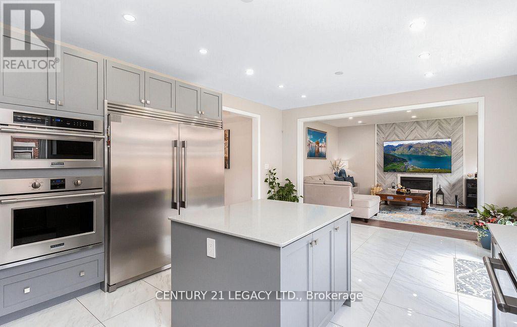 35 Farringdon Crescent, Brampton, ON - Indoor Photo Showing Kitchen