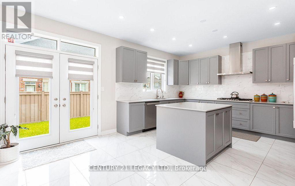 35 Farringdon Crescent, Brampton, ON - Indoor Photo Showing Kitchen With Upgraded Kitchen