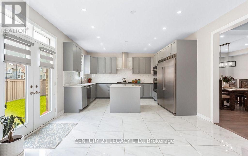 35 Farringdon Crescent, Brampton, ON - Indoor Photo Showing Kitchen With Upgraded Kitchen