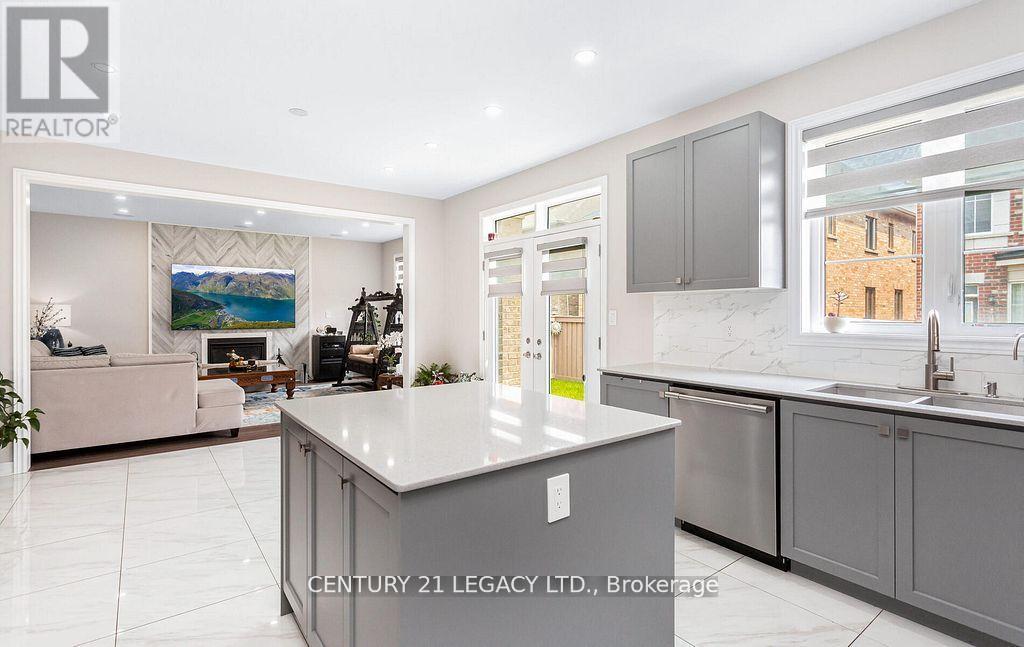 35 Farringdon Crescent, Brampton, ON - Indoor Photo Showing Kitchen With Double Sink