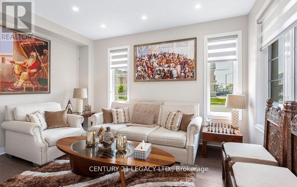 35 Farringdon Crescent, Brampton, ON - Indoor Photo Showing Living Room