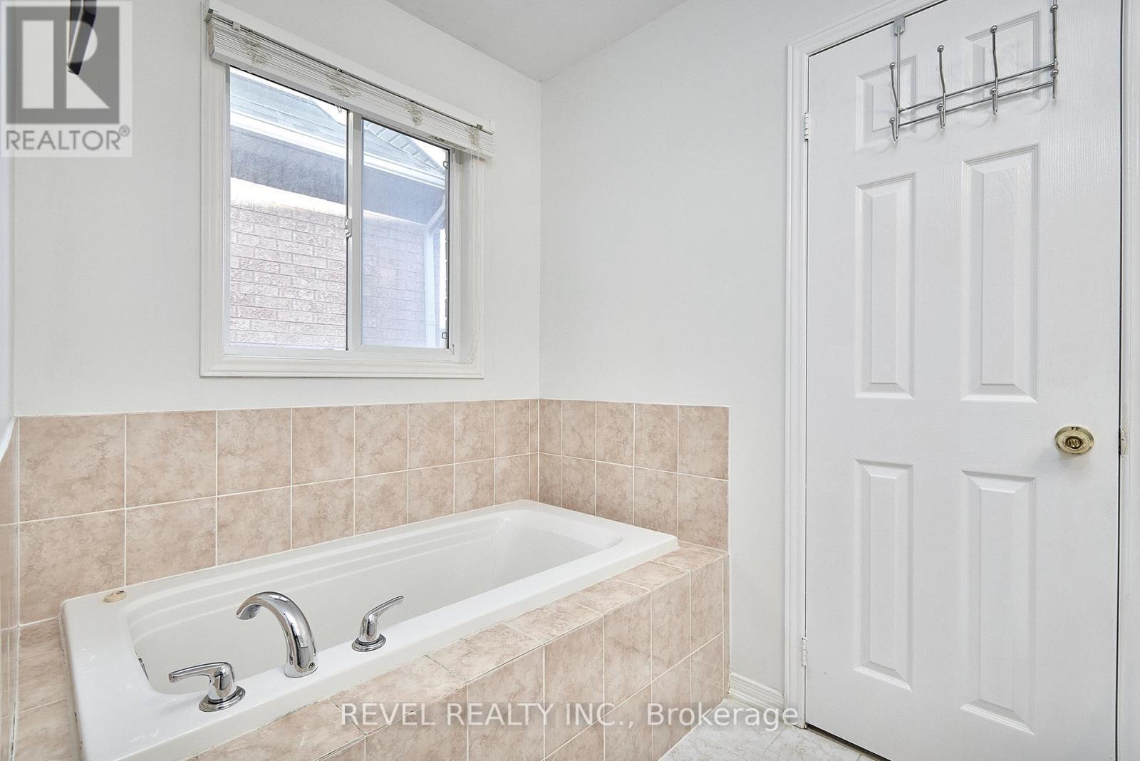 35 Manordale Crescent, Vaughan, ON - Indoor Photo Showing Bathroom