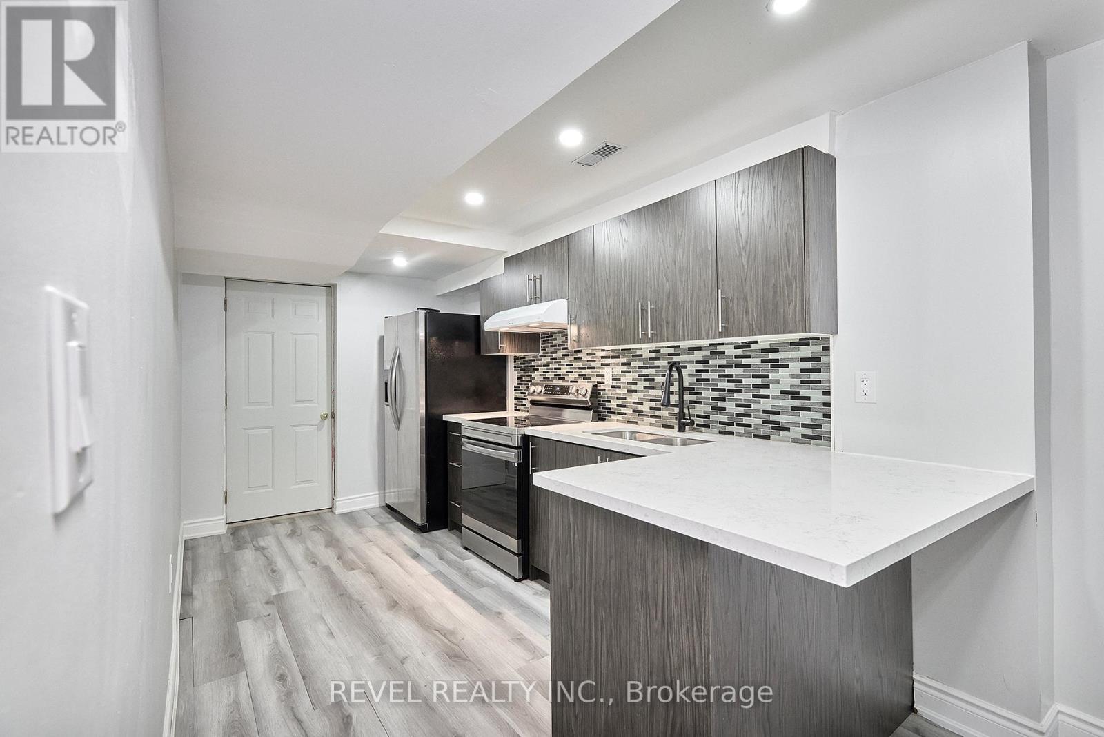 35 Manordale Crescent, Vaughan, ON - Indoor Photo Showing Kitchen With Upgraded Kitchen