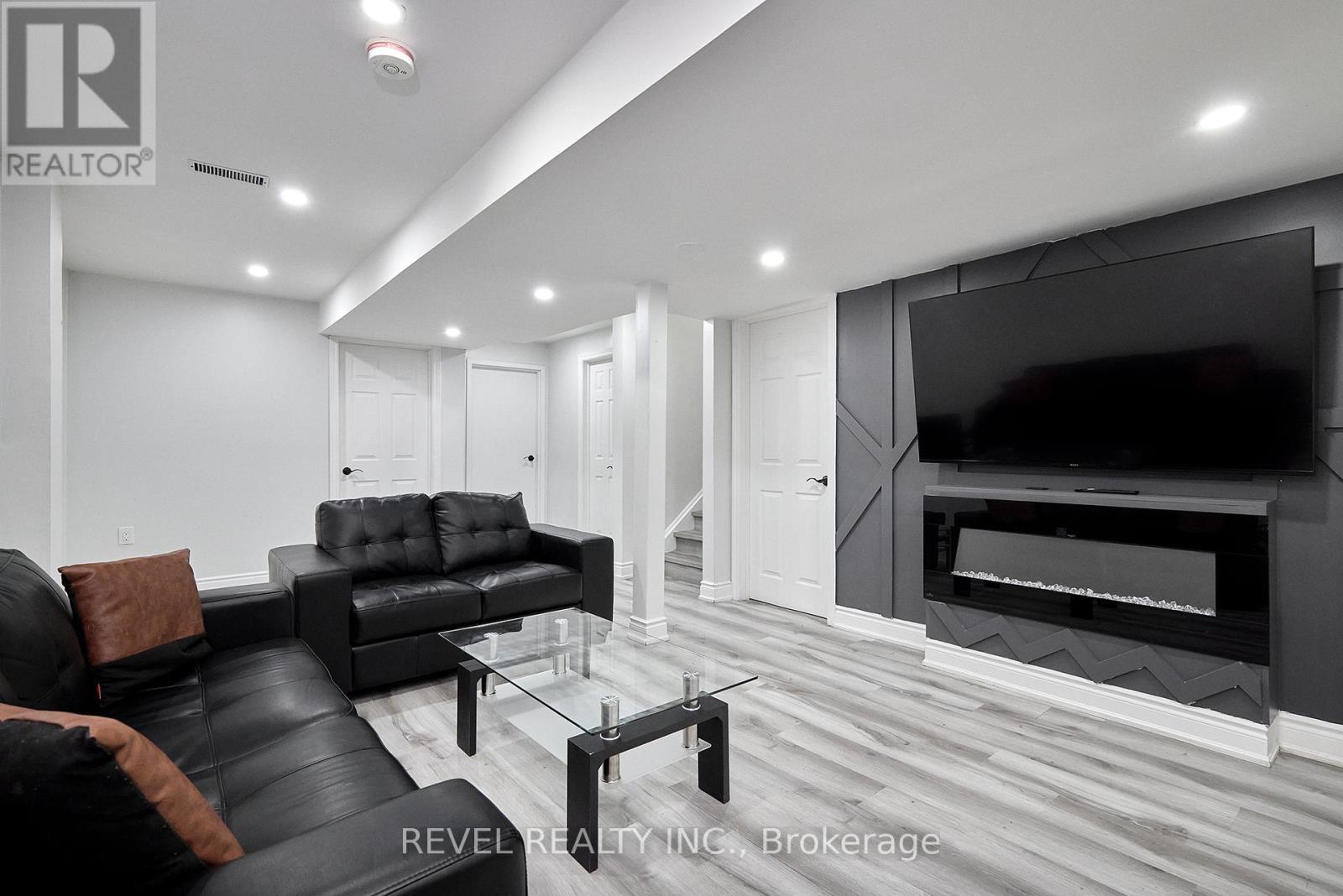 35 Manordale Crescent, Vaughan, ON - Indoor Photo Showing Living Room