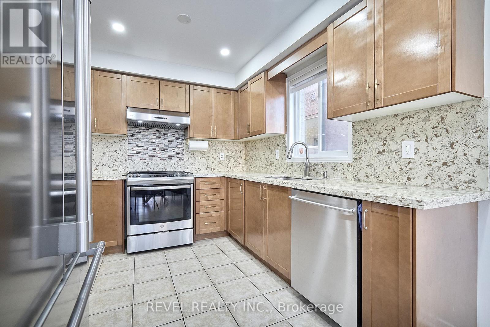 35 Manordale Crescent, Vaughan, ON - Indoor Photo Showing Kitchen With Stainless Steel Kitchen With Upgraded Kitchen