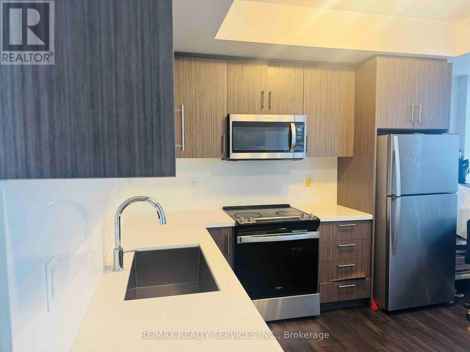 303 - 95 Attmar Drive, Brampton, ON - Indoor Photo Showing Kitchen