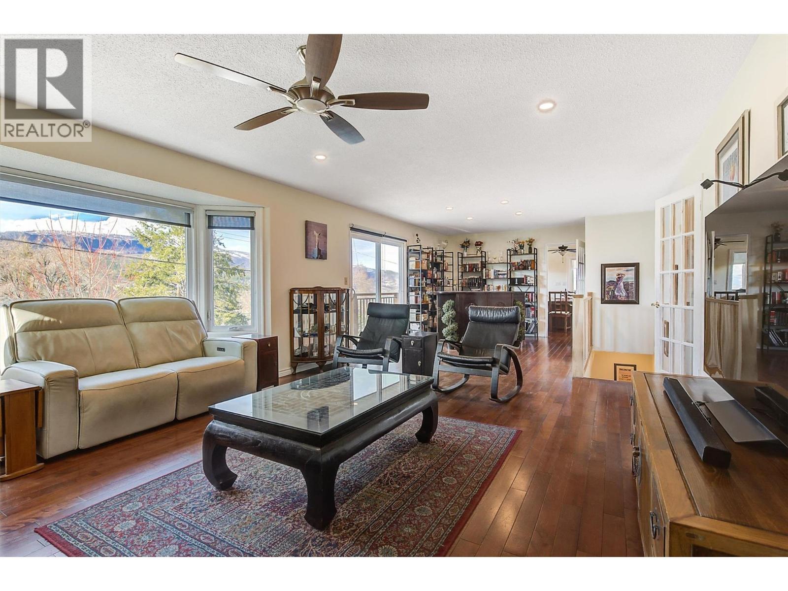 2415 Collingwood Road, West Kelowna, BC - Indoor Photo Showing Living Room