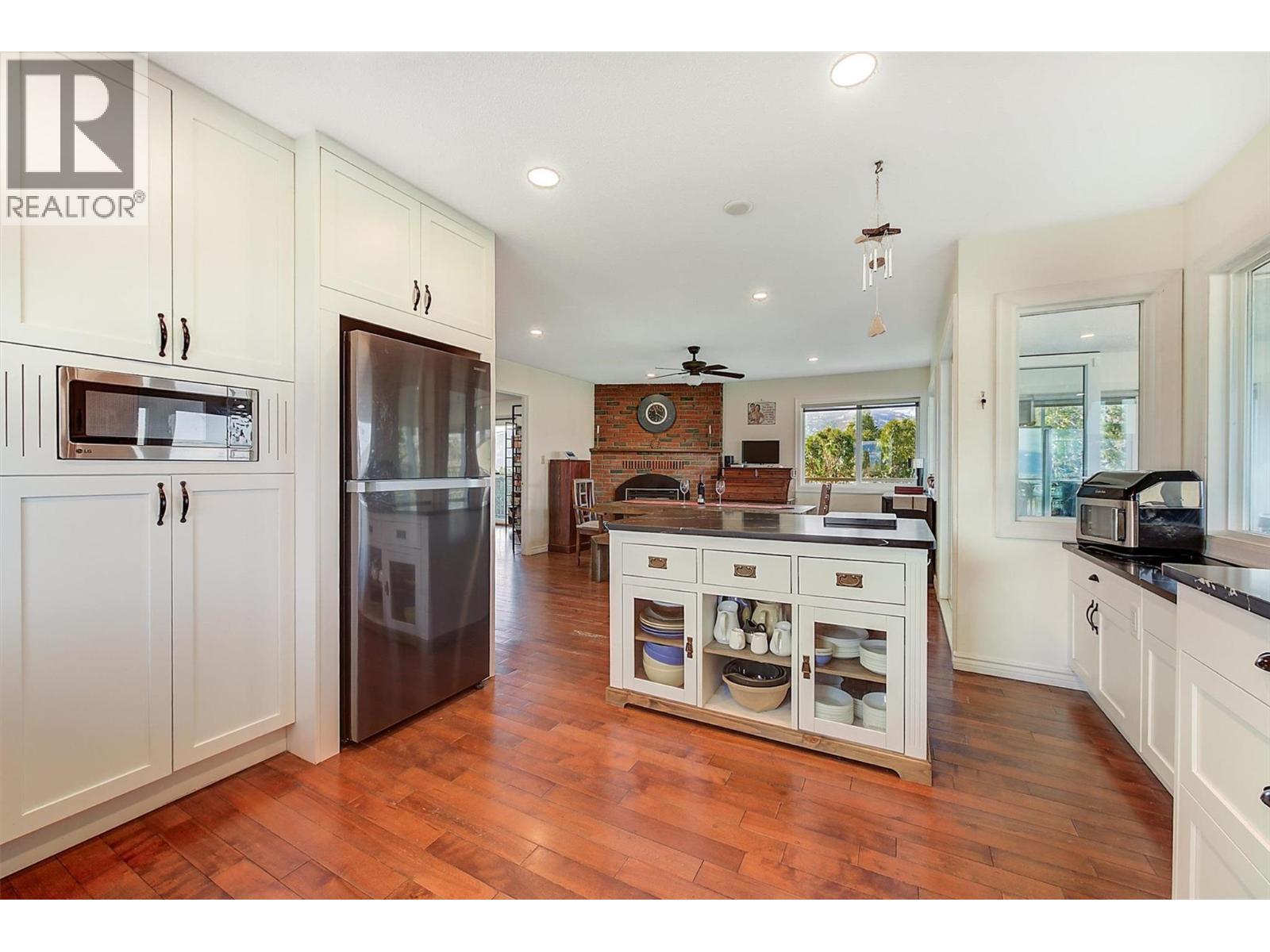 2415 Collingwood Road, West Kelowna, BC - Indoor Photo Showing Kitchen With Upgraded Kitchen
