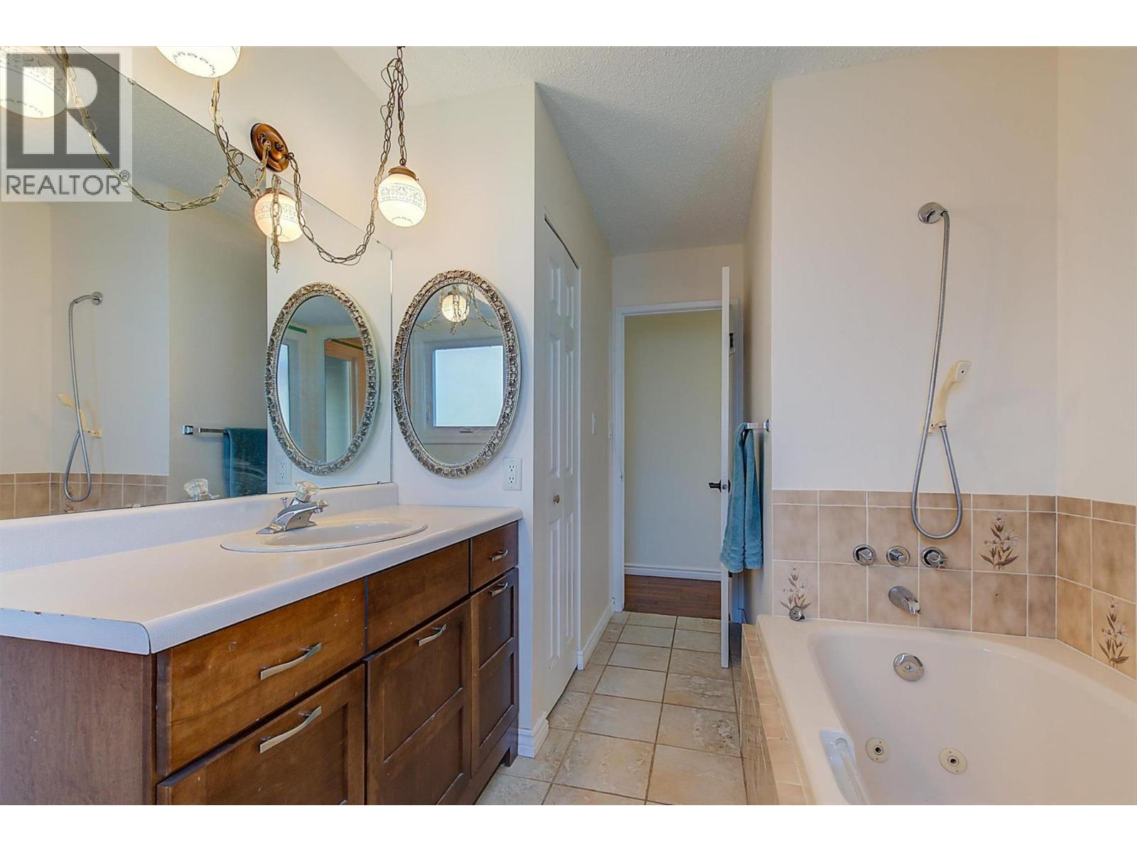 2415 Collingwood Road, West Kelowna, BC - Indoor Photo Showing Bathroom