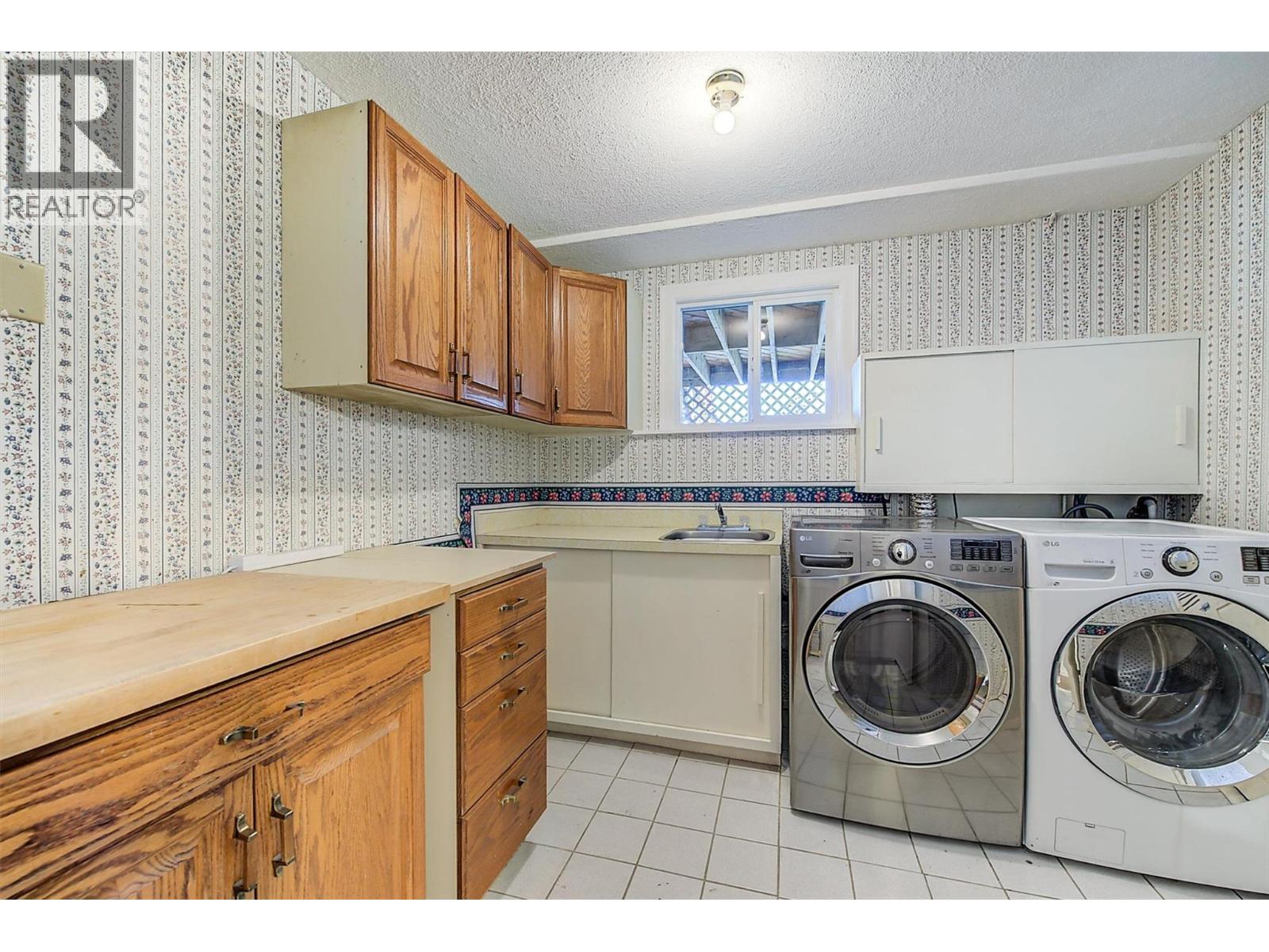 2415 Collingwood Road, West Kelowna, BC - Indoor Photo Showing Laundry Room