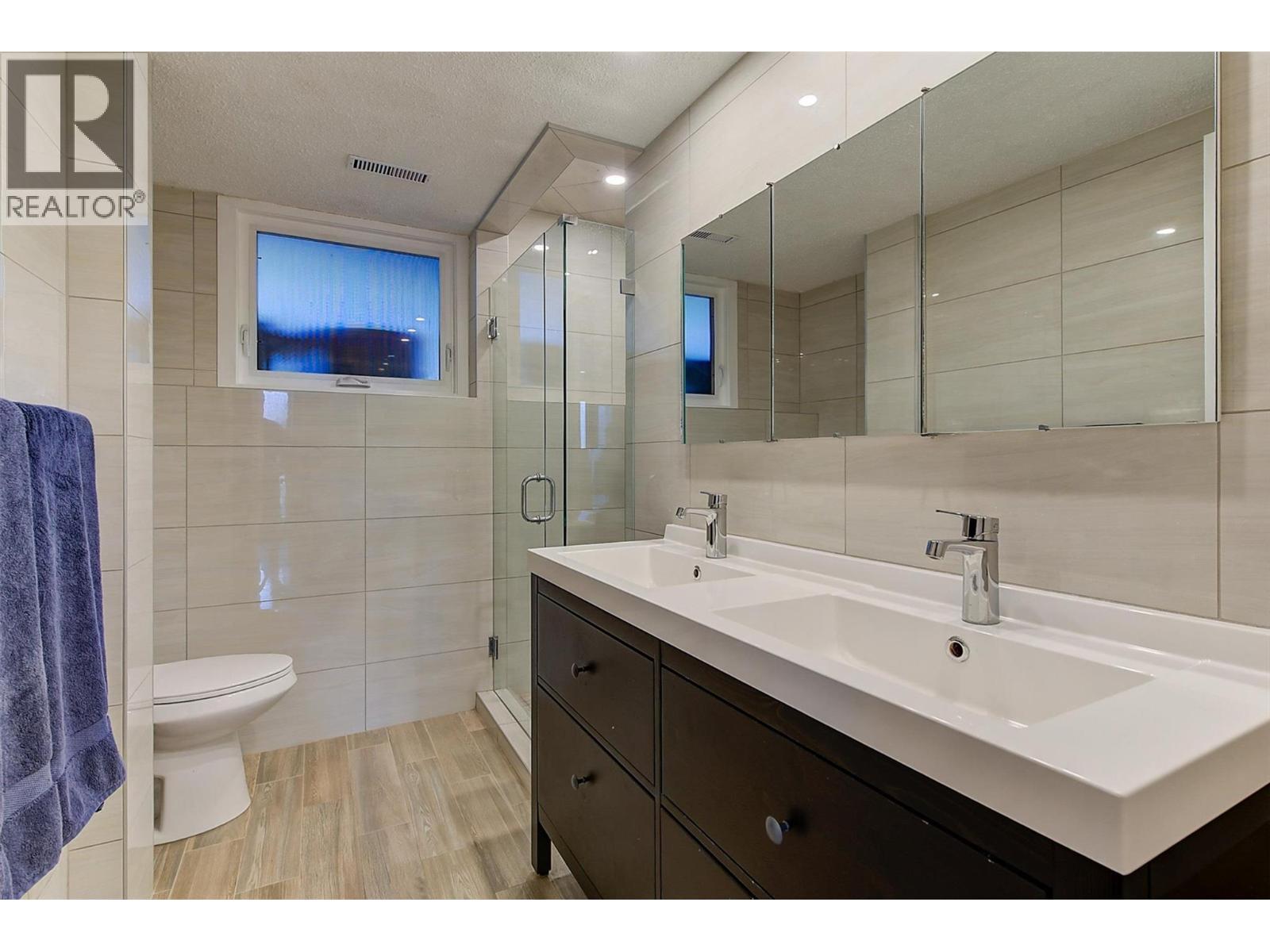 2415 Collingwood Road, West Kelowna, BC - Indoor Photo Showing Bathroom