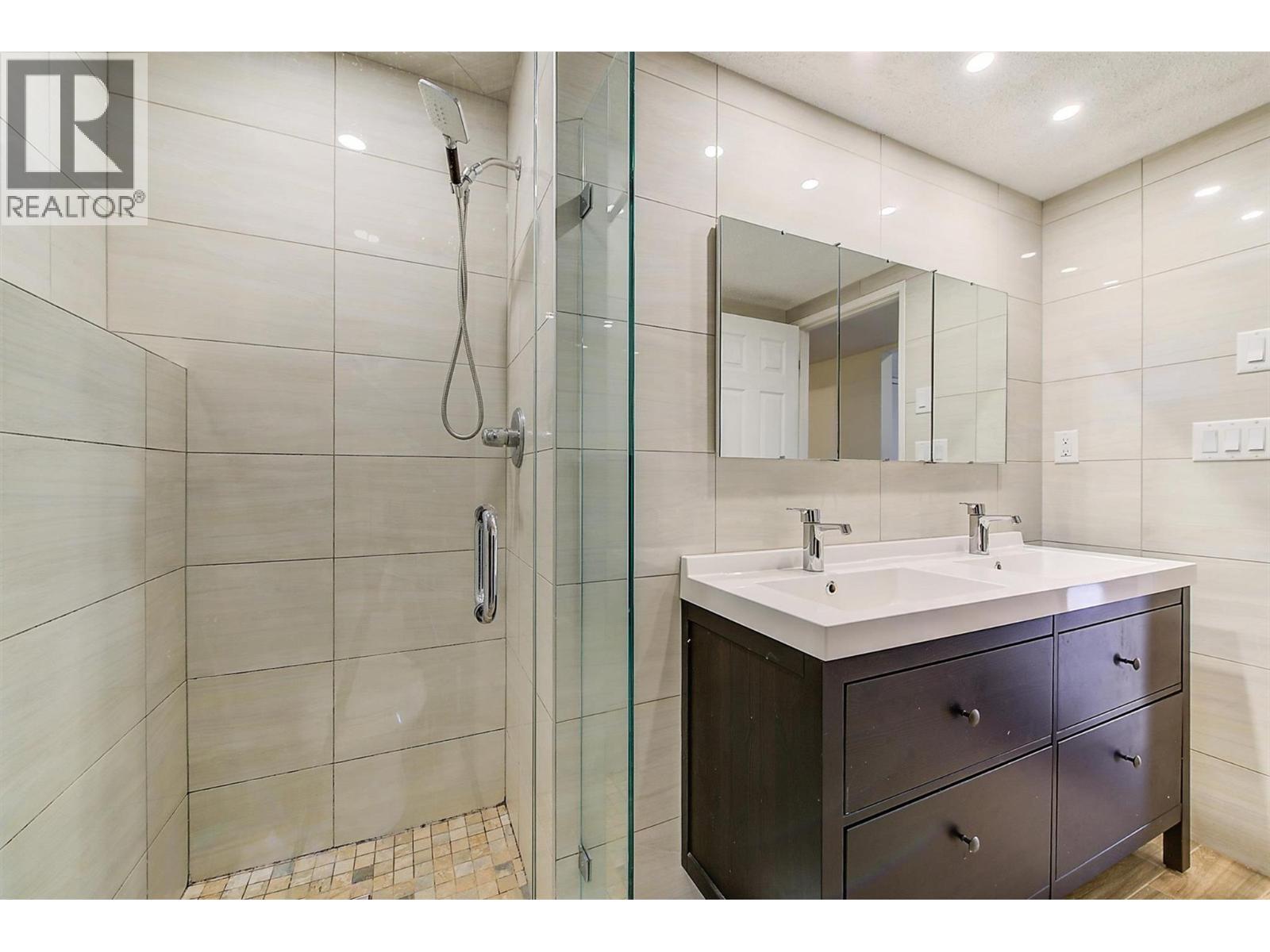 2415 Collingwood Road, West Kelowna, BC - Indoor Photo Showing Bathroom