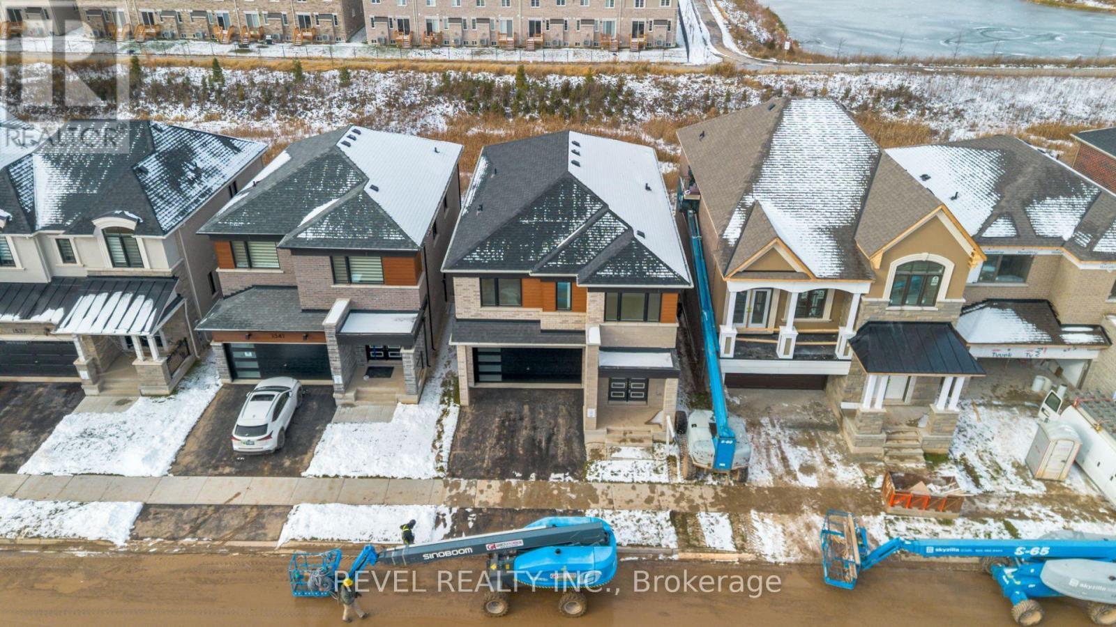 1545 Rothbury Crescent, Milton, ON - Outdoor With Facade