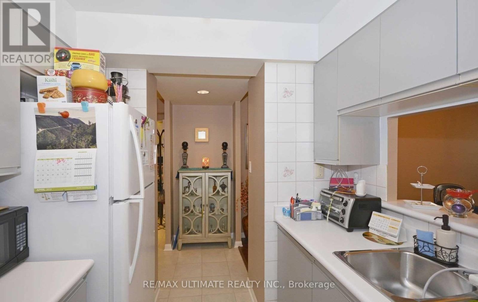 1206 - 3 Hickory Tree Road, Toronto, ON - Indoor Photo Showing Kitchen