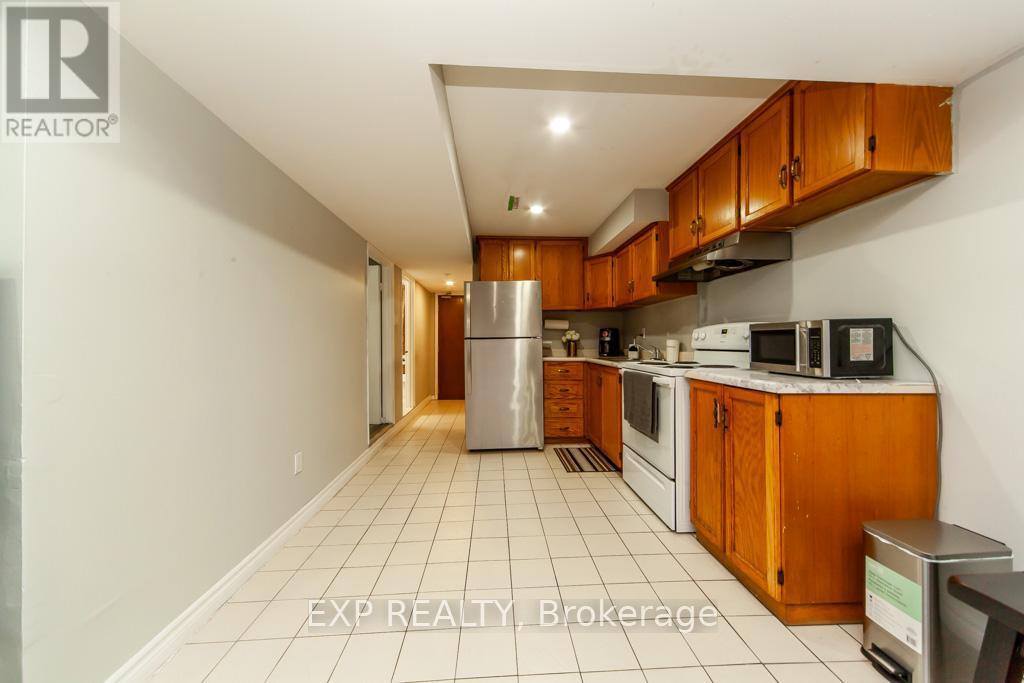 1447 Fleming Court, Oshawa, ON - Indoor Photo Showing Kitchen