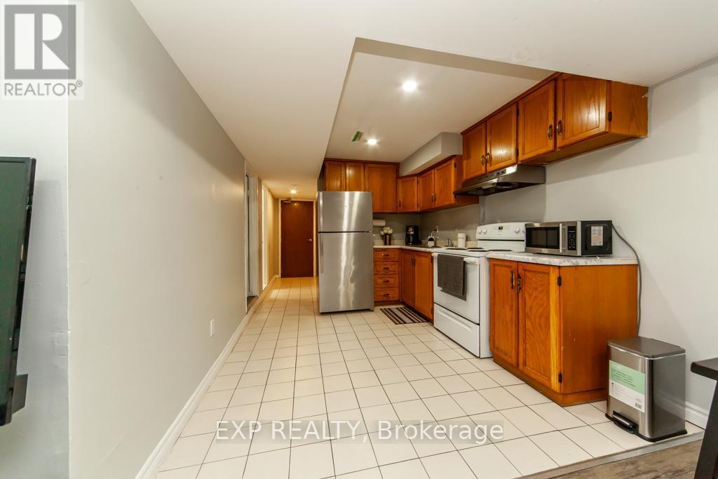 1447 Fleming Court, Oshawa, ON - Indoor Photo Showing Kitchen