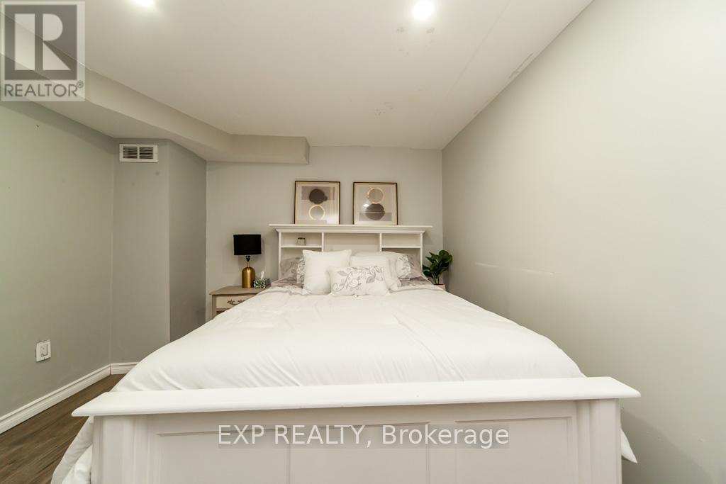 1447 Fleming Court, Oshawa, ON - Indoor Photo Showing Bedroom