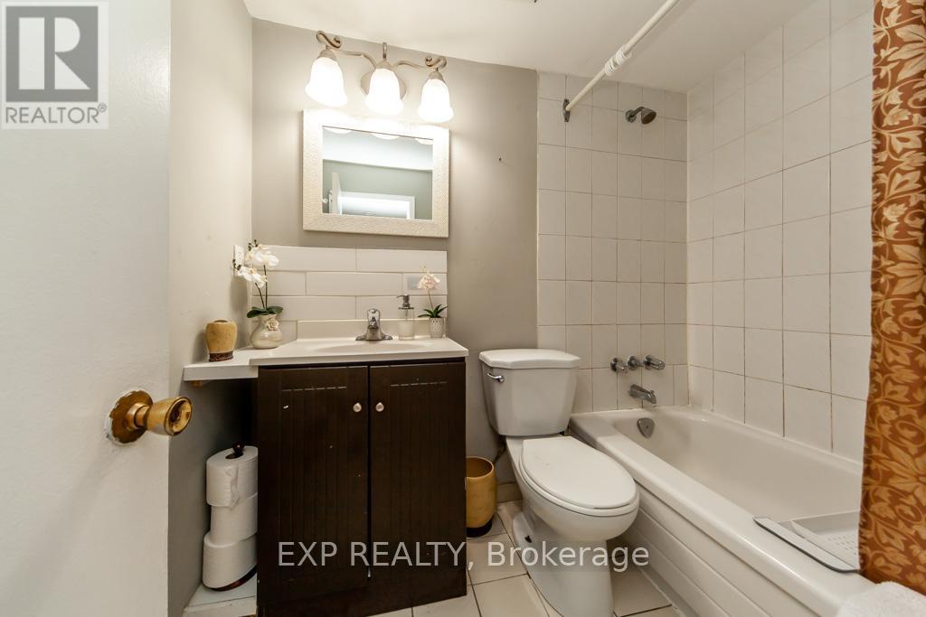 1447 Fleming Court, Oshawa, ON - Indoor Photo Showing Bathroom