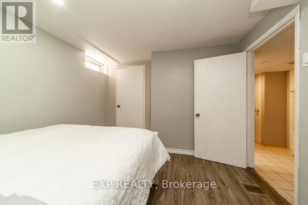 1447 Fleming Court, Oshawa, ON - Indoor Photo Showing Bedroom
