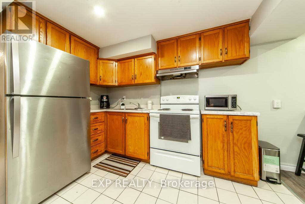 1447 Fleming Court, Oshawa, ON - Indoor Photo Showing Kitchen