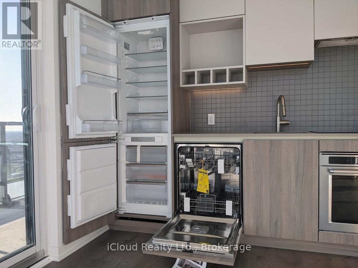 5502 - 950 Portage Parkway, Vaughan, ON - Indoor