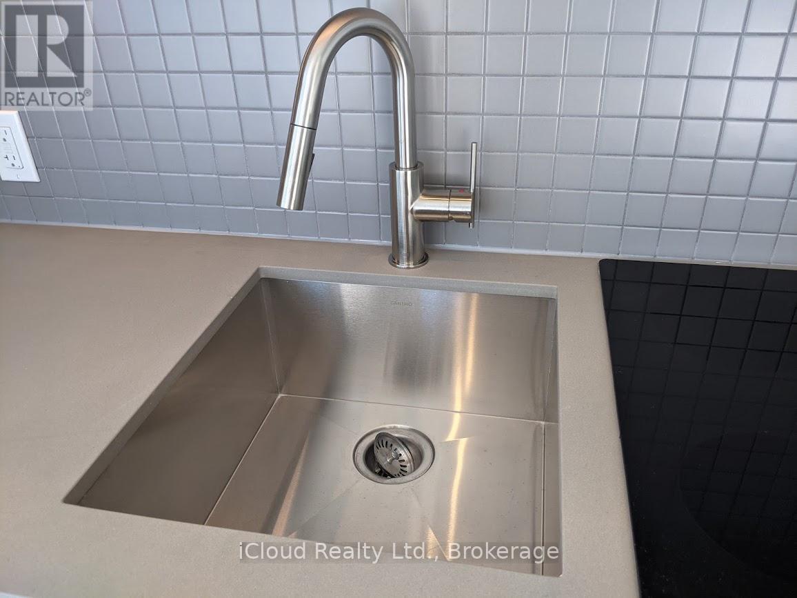 5502 - 950 Portage Parkway, Vaughan, ON - Indoor Photo Showing Kitchen