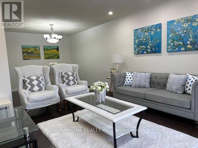 Upper Apartment - 373 Apache Trail, Toronto, ON - Indoor Photo Showing Living Room
