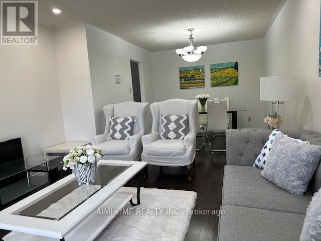 Upper Apartment - 373 Apache Trail, Toronto, ON - Indoor Photo Showing Living Room