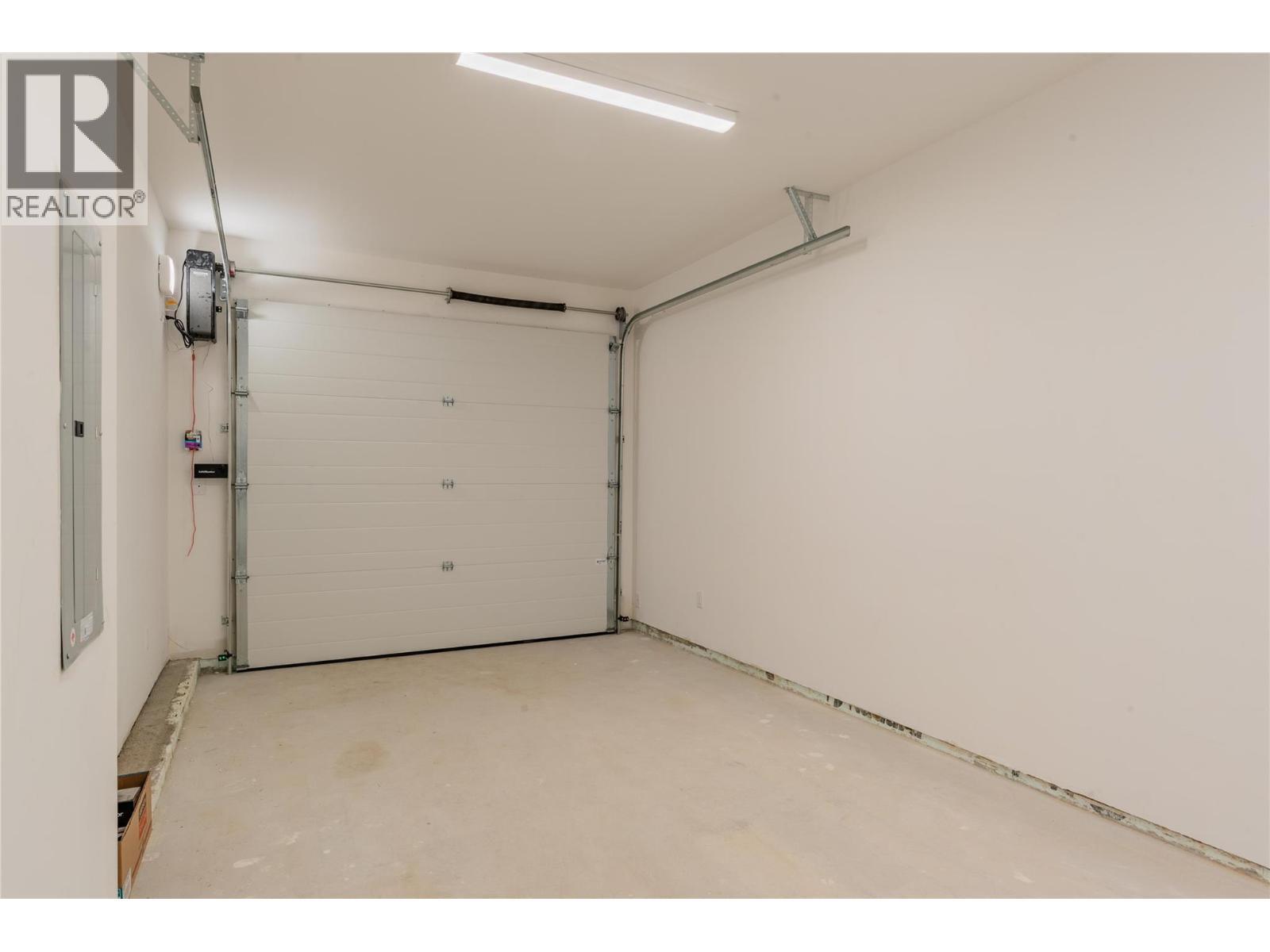418 2Nd Avenue, Rivervale, BC - Indoor Photo Showing Garage
