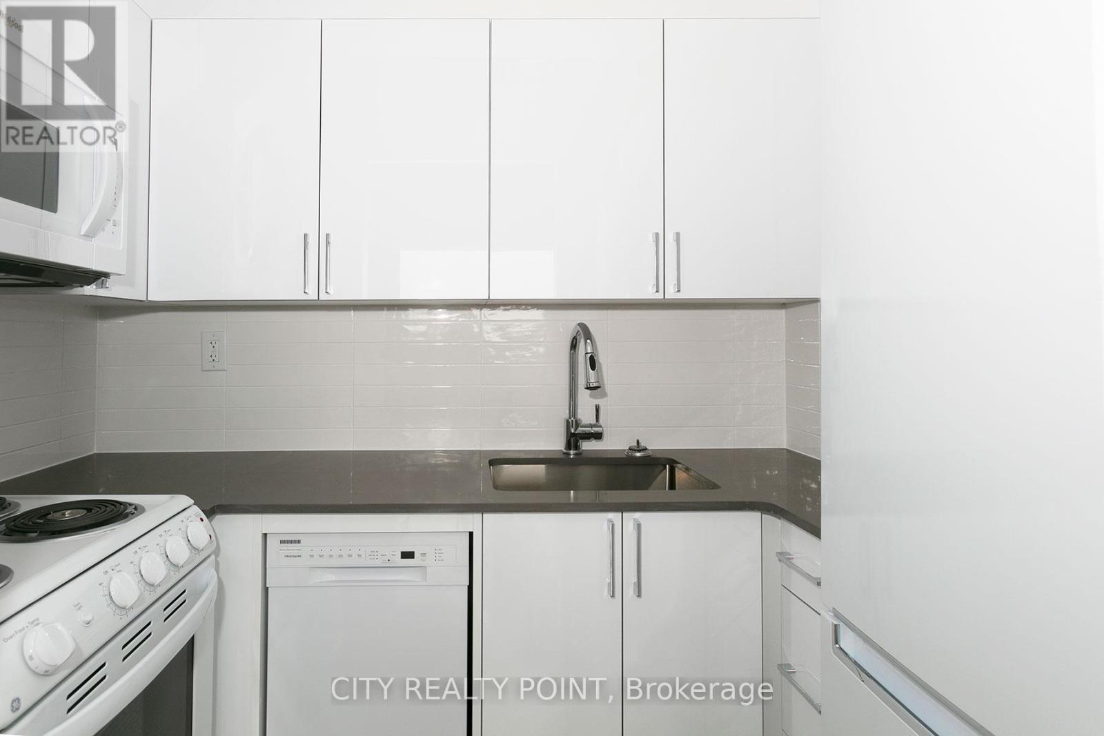 1401 - 666 Spadina Avenue, Toronto, ON - Indoor Photo Showing Kitchen