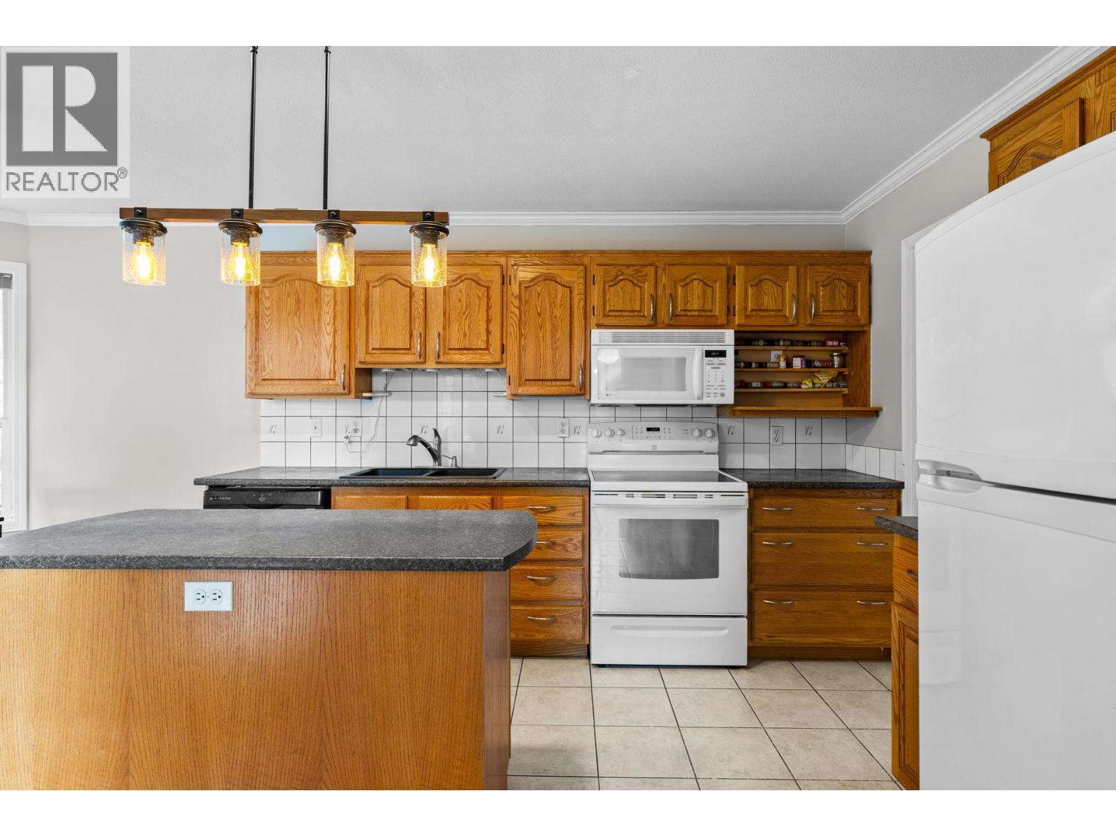 125 Applecrest Court, Kelowna, BC - Indoor Photo Showing Kitchen