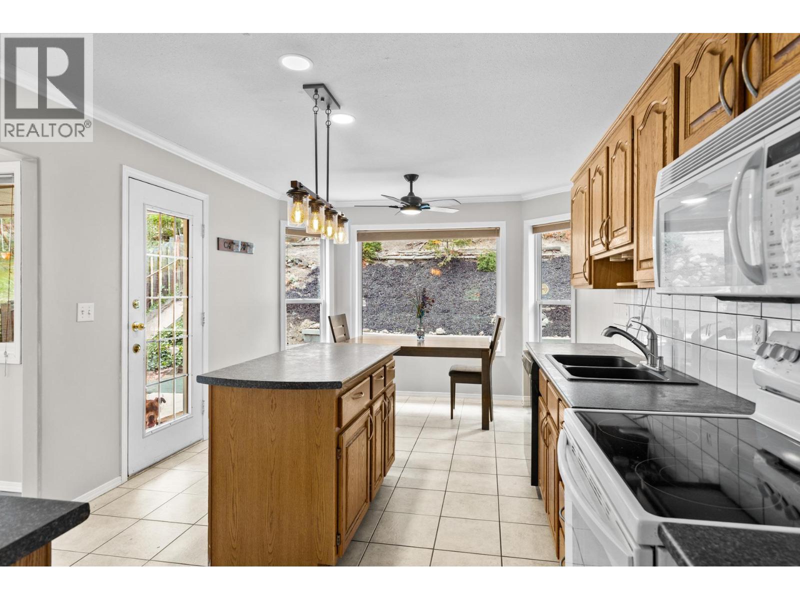 125 Applecrest Court, Kelowna, BC - Indoor Photo Showing Kitchen With Double Sink