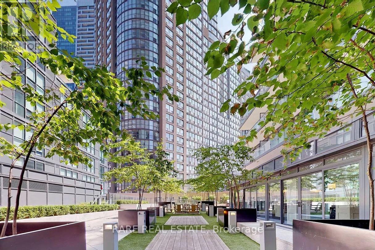 1002 - 955 Bay Street, Toronto, ON - Outdoor