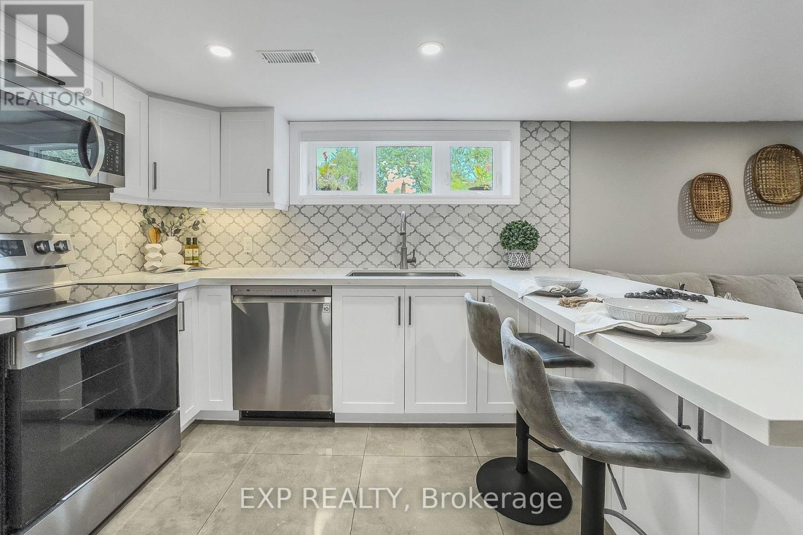 Basement - 52 Ivorwood Crescent, Toronto, ON - Indoor Photo Showing Kitchen With Upgraded Kitchen