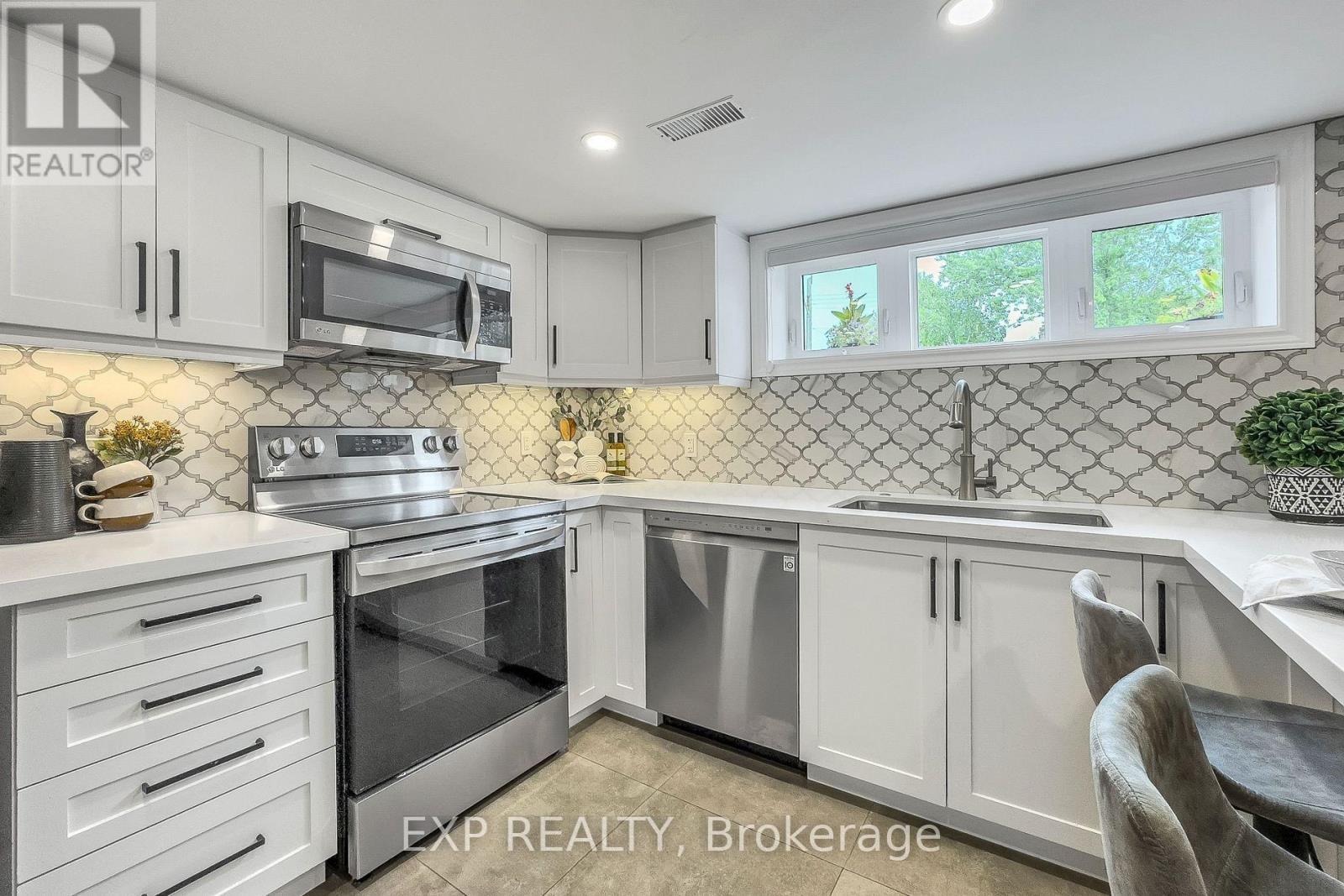 Basement - 52 Ivorwood Crescent, Toronto, ON - Indoor Photo Showing Kitchen With Upgraded Kitchen