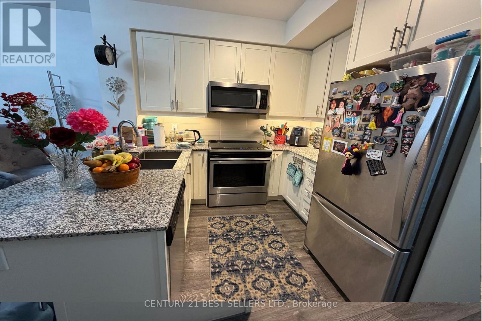 218 - 1050 Main Street E, Milton, ON - Indoor Photo Showing Kitchen With Double Sink With Upgraded Kitchen