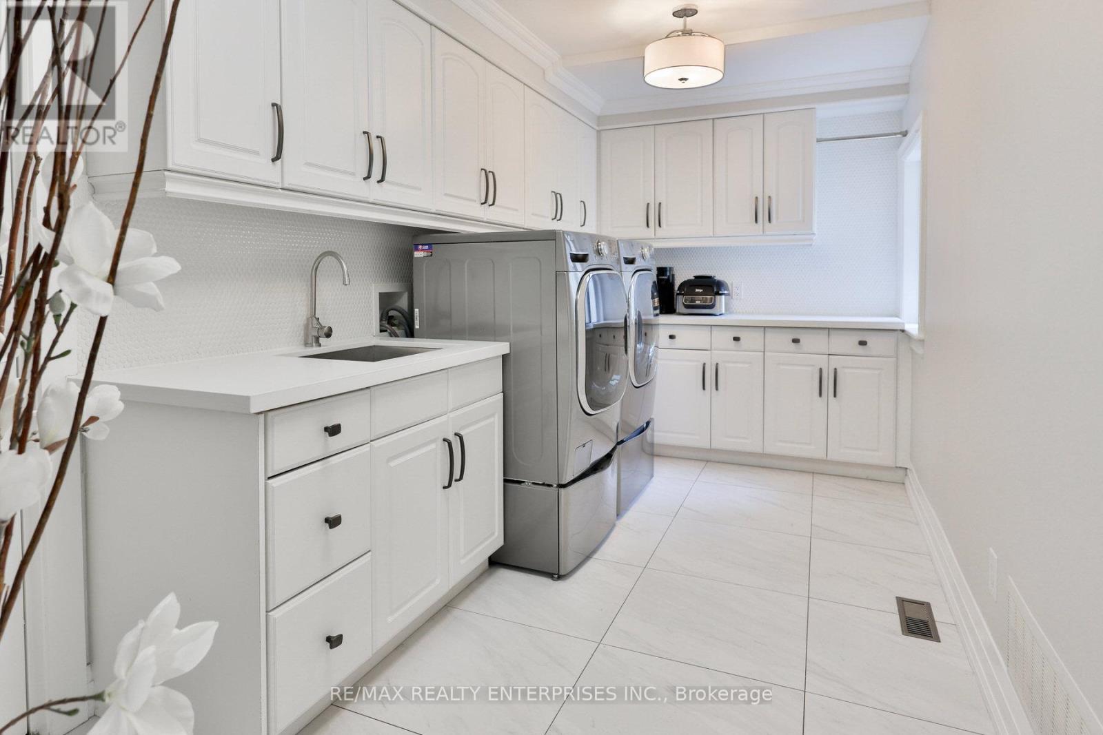 1215 Indian Road, Mississauga, ON - Indoor Photo Showing Laundry Room