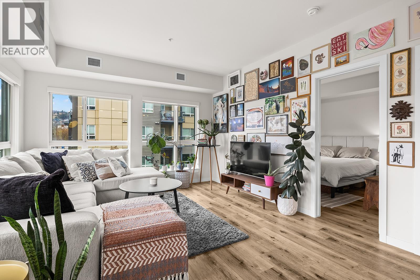 722 Valley Road Unit# 312, Kelowna, BC - Indoor Photo Showing Living Room With Fireplace