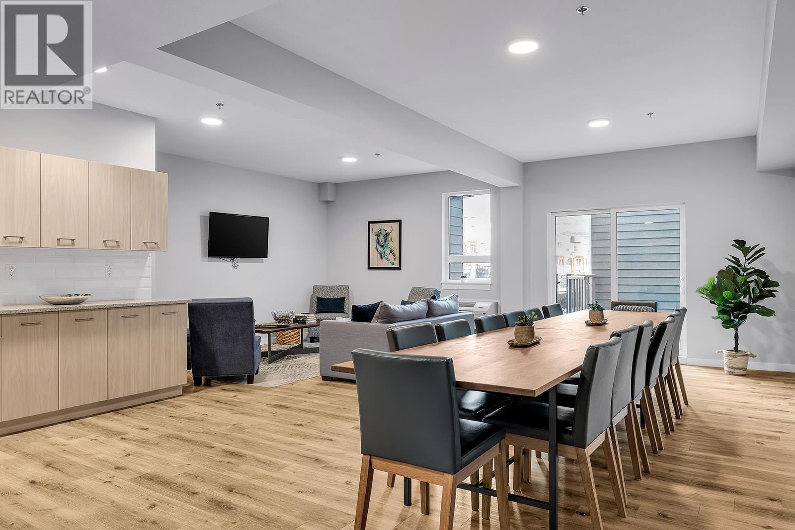 722 Valley Road Unit# 312, Kelowna, BC - Indoor Photo Showing Dining Room
