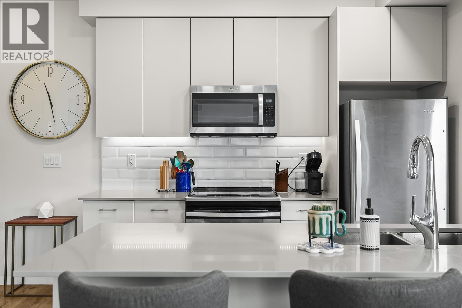 722 Valley Road Unit# 312, Kelowna, BC - Indoor Photo Showing Kitchen With Upgraded Kitchen