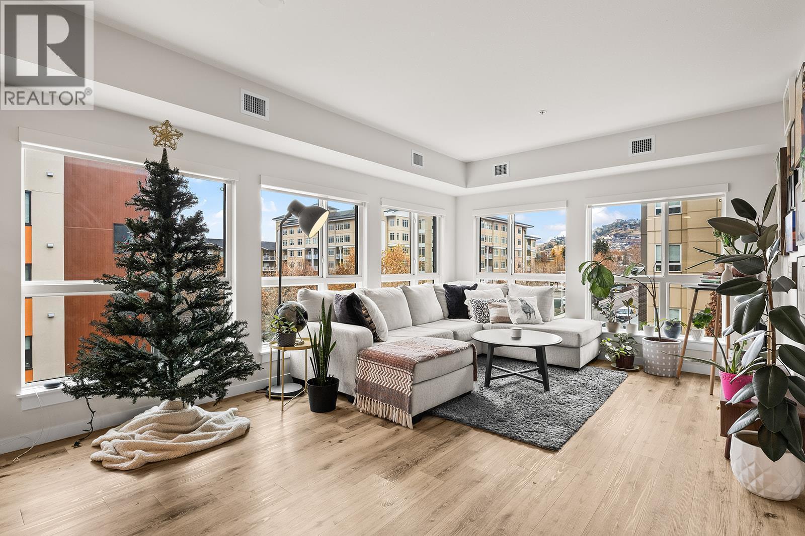 722 Valley Road Unit# 312, Kelowna, BC - Indoor Photo Showing Living Room