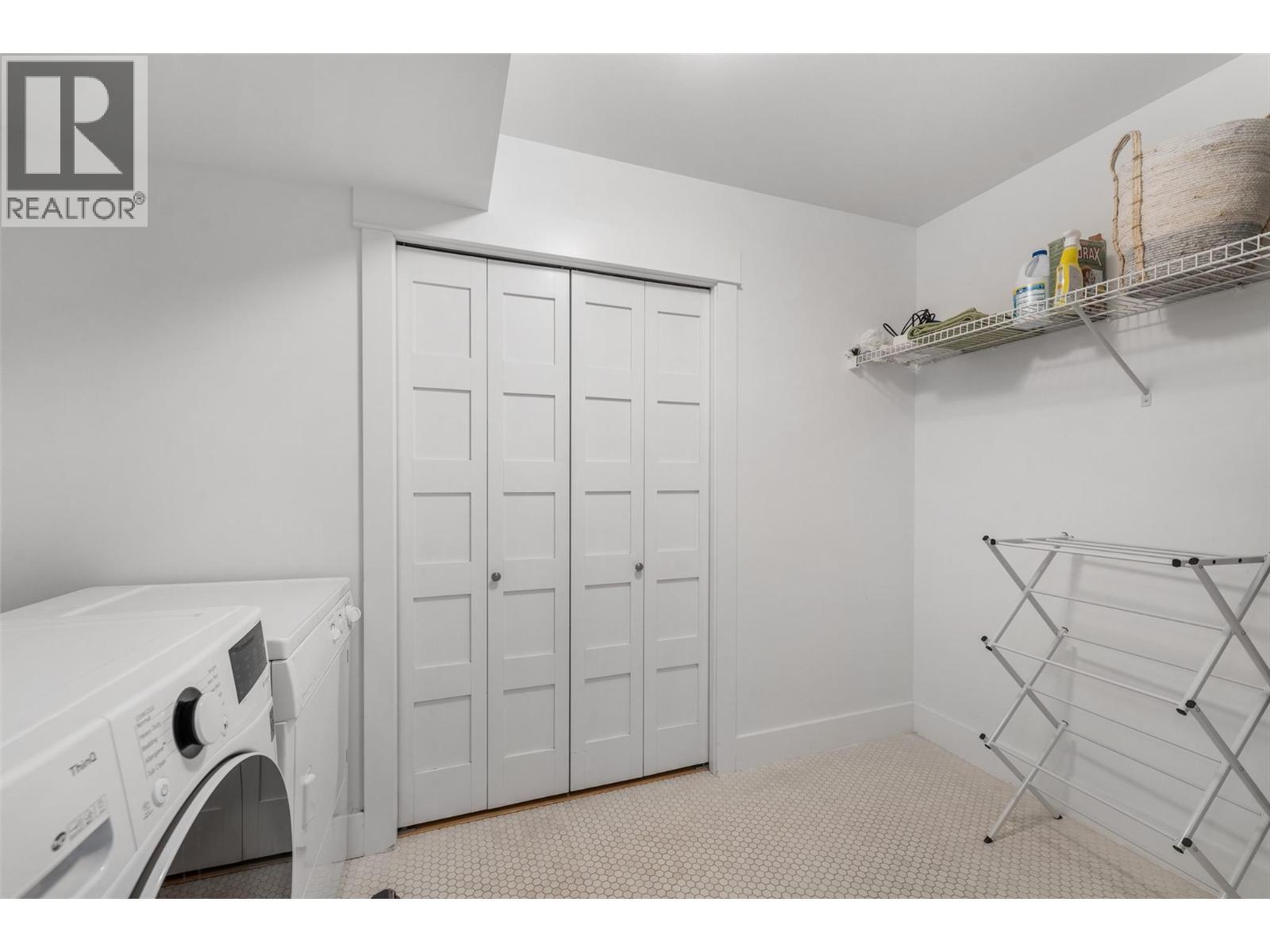 3880 Truswell Road Unit# 325, Kelowna, BC - Indoor Photo Showing Laundry Room