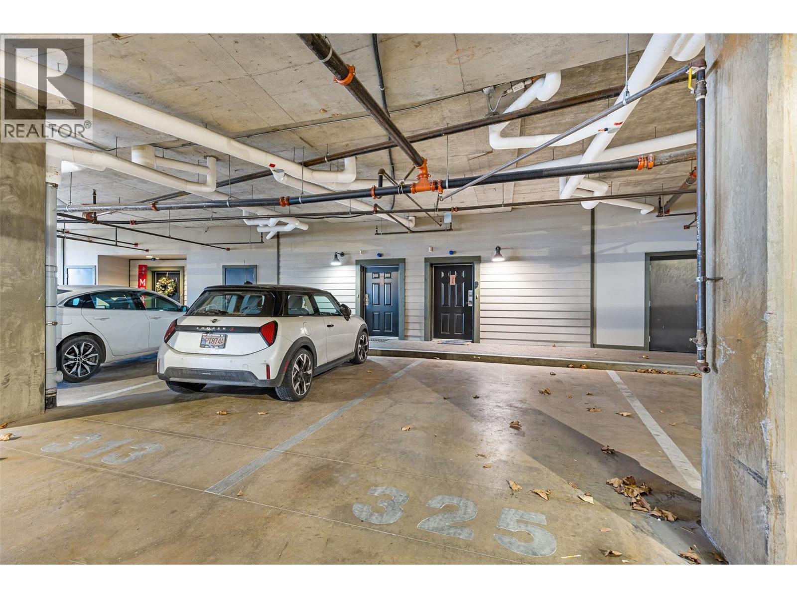 3880 Truswell Road Unit# 325, Kelowna, BC - Indoor Photo Showing Garage