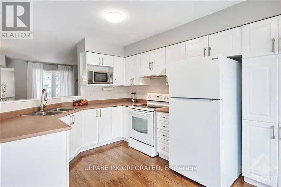 168 Whitestone Drive, Ottawa, ON - Indoor Photo Showing Kitchen With Double Sink