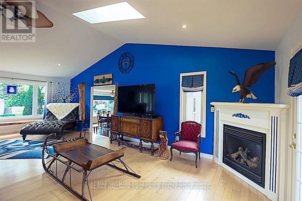 1856 Sherbrooke Street W, Cavan Monaghan (Cavan-Monaghan), ON - Indoor Photo Showing Living Room With Fireplace