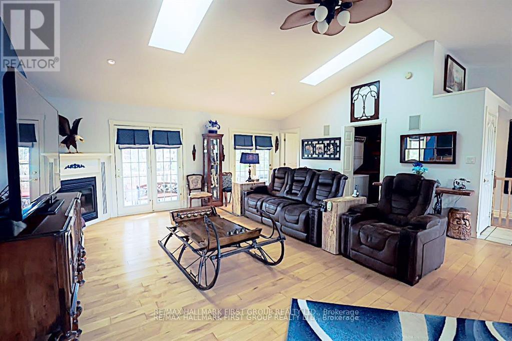 1856 Sherbrooke Street W, Cavan Monaghan (Cavan-Monaghan), ON - Indoor Photo Showing Living Room With Fireplace