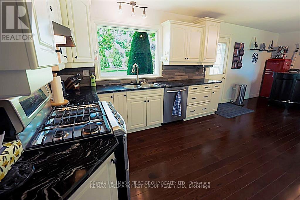 1856 Sherbrooke Street W, Cavan Monaghan (Cavan-Monaghan), ON - Indoor Photo Showing Kitchen With Double Sink