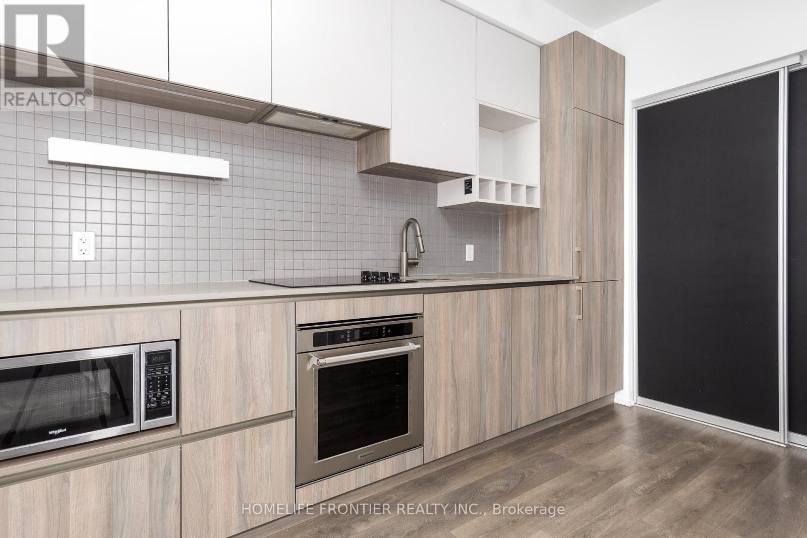 303 - 950 Portage Parkway, Vaughan, ON - Indoor Photo Showing Kitchen